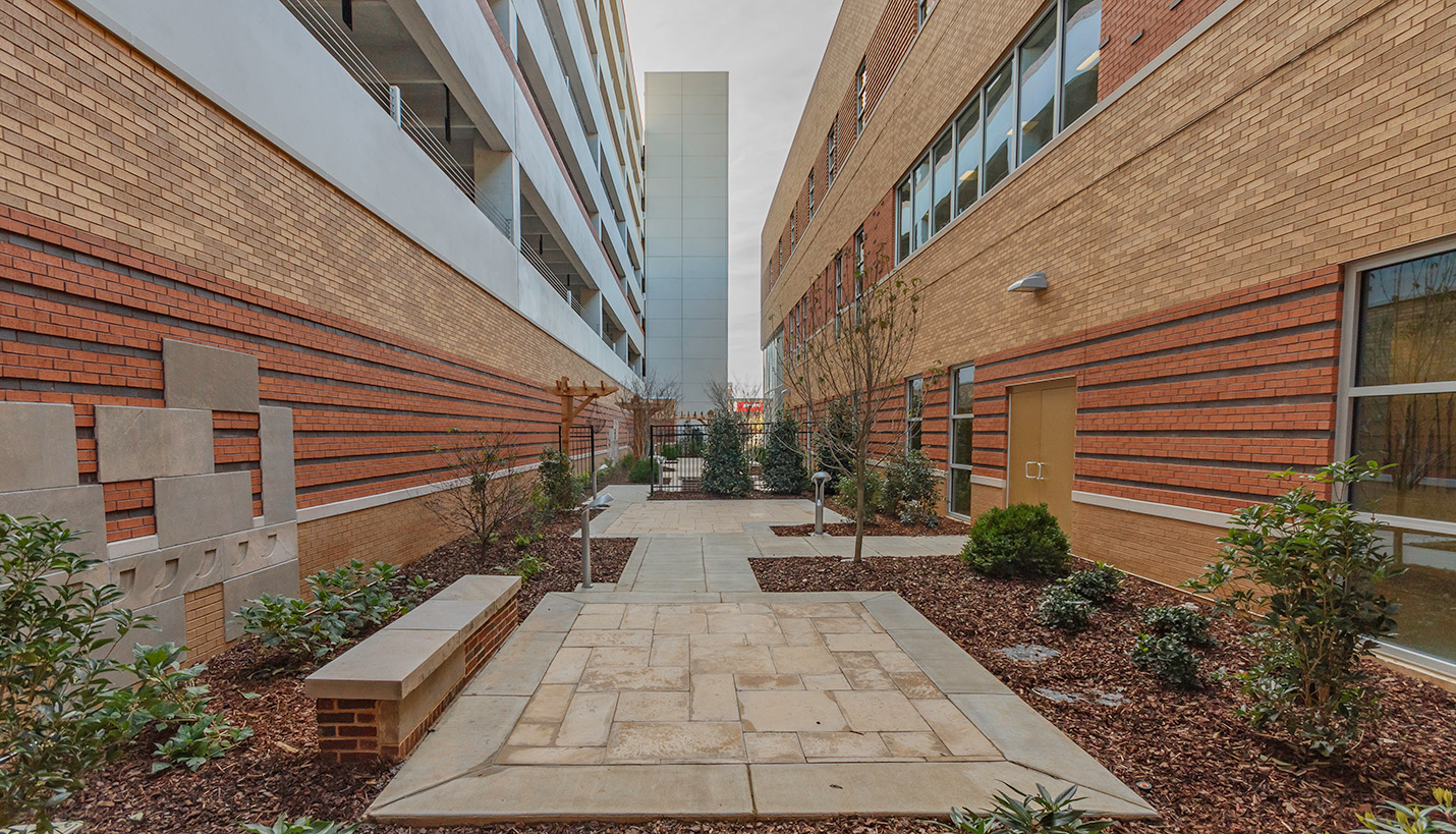 Courtyard proving reflective calm between garage and primary care facility. - Image courtesy of B.L. Harbert International, LLC